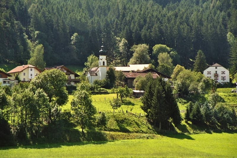 Das Bergdorf Afling bei Völs in Nordtirol