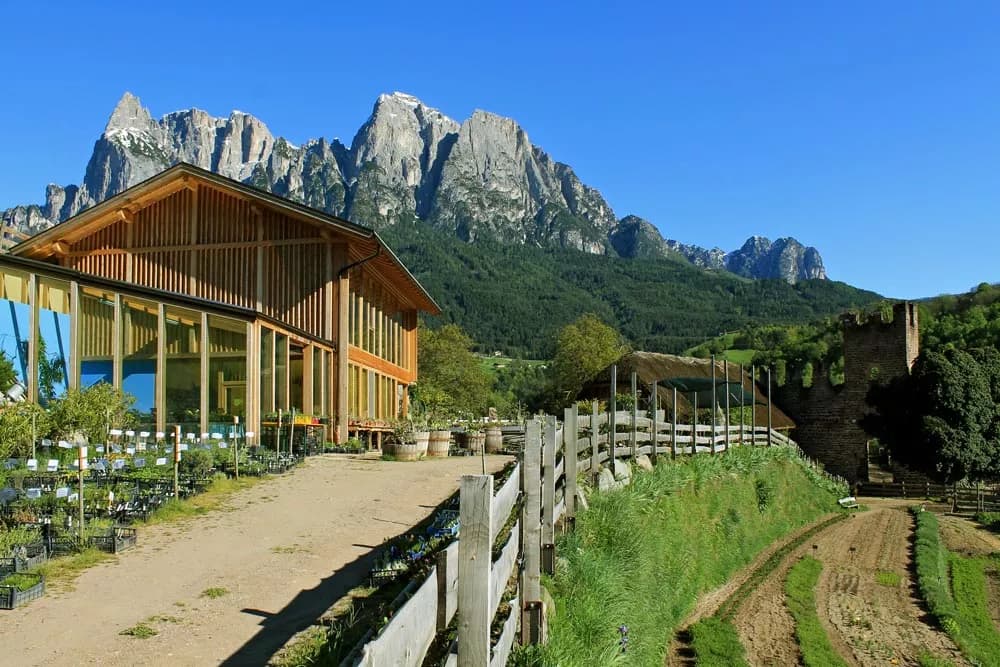 Der Hofladen des Pflegerhofs vor dem Schlern in Südtirol