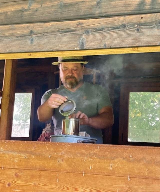 Robert Andres, Tiroler Bio-Imker, mit Hut bei der Arbeit